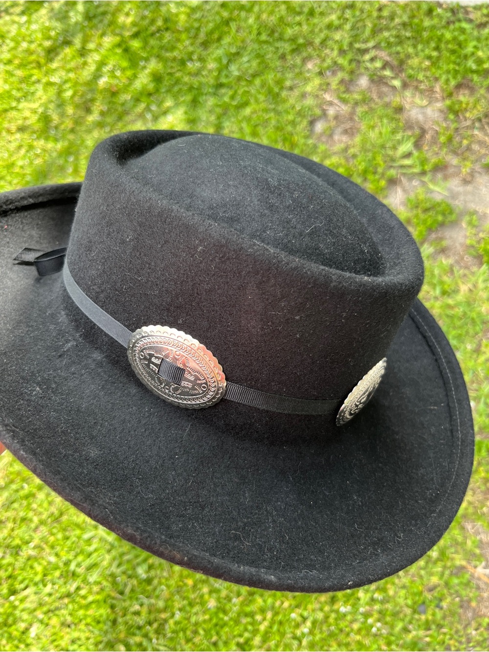 Black Felt Western Cowboy Ranch Hat with Silver Tone Conchos - Picture 7 of 12